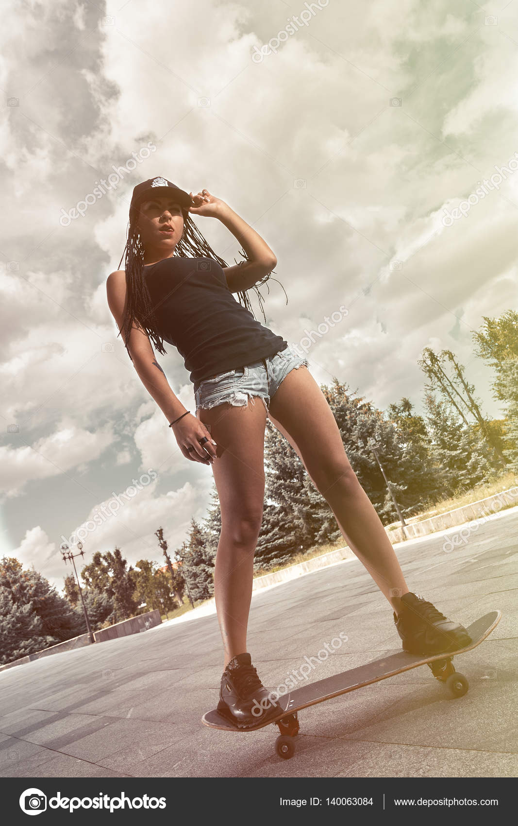 Vloeibaar overschot vrachtauto Stylish girl in sexy shorts on a skateboard Stock Photo by ©TavRox 140063084