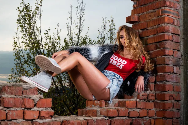 Stylový cool cool girl v krátké šortky s červené tričko a fu — Stock fotografie