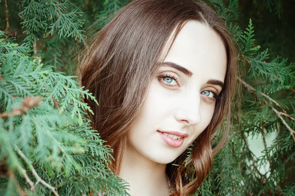 Schöne schöne Frau oder Mädchen mit blauen Augen schönes Porträt — Stockfoto