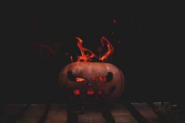 Bir çok tehlikeli tehlikeli Cadılar Bayramı Balkabağı, sert bakışları ile 