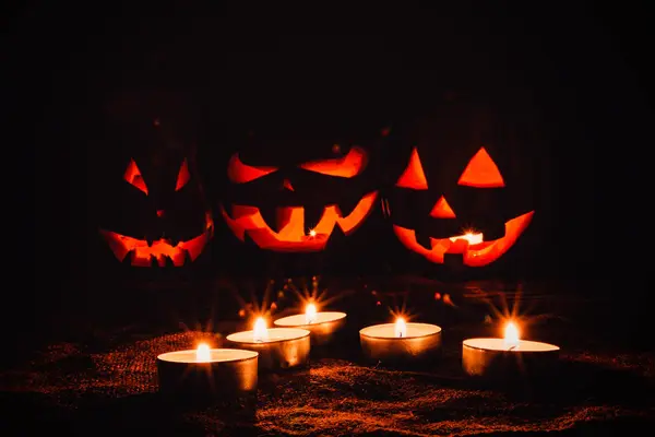 Plusieurs citrouilles d'Halloween très effrayant, avec un regard menaçant et — Photo