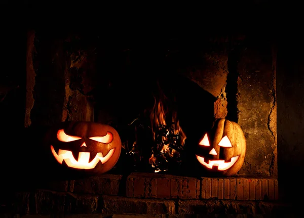 Abóboras de Halloween são formidáveis e engraçados, brilho de dentro de um — Fotografia de Stock
