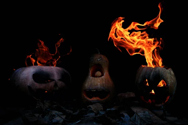 Tre mycket skrämmande och farliga Halloweenpumpor, med ett hot — Stockfoto
