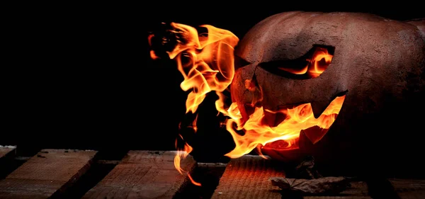 Una calabaza de Halloween muy peligrosa, con una mirada severa —  Fotos de Stock