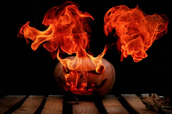 Una pericolosa zucca di Halloween molto pericolosa, con uno sguardo severo — Foto Stock