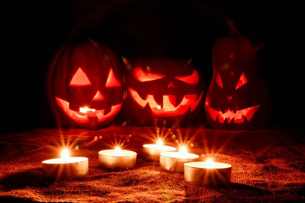Várias abóboras de Halloween muito assustadoras, com um olhar ameaçador e — Fotografia de Stock