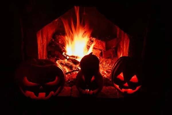 Halloween pumpor formidabel och rolig, glöd från inom och ar — Stockfoto