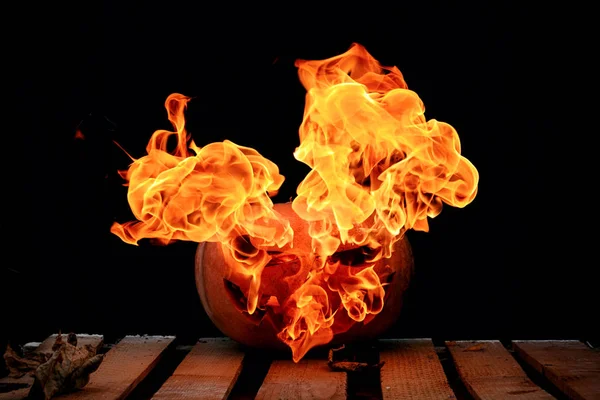 Una calabaza de Halloween muy peligrosa, con una mirada severa —  Fotos de Stock