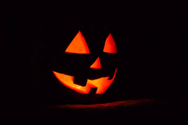 Mycket snäll och rolig Halloween pumpa, med en rolig titt och en s — Stockfoto