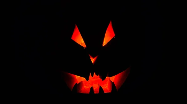 Uma abóbora de Halloween muito terrível, com um olhar terrível e um sm — Fotografia de Stock