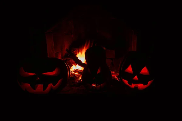 Calabazas de Halloween formidables y divertidas, brillan desde dentro y ar —  Fotos de Stock