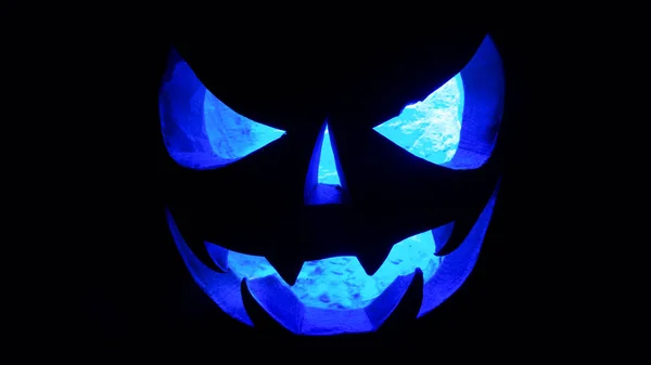 Concetto Halloween. Una zucca minacciosa isolata al buio, con — Foto Stock