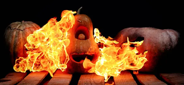 Zwei sehr beängstigende und gefährliche Halloween-Kürbisse, mit einem schrecklichen — Stockfoto