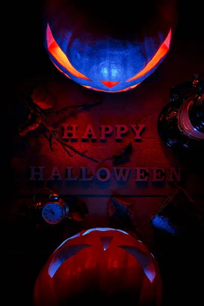 Η έννοια του Halloween. δύο λαμπερό πορτοκαλεώνα και μπλε φως μια — Φωτογραφία Αρχείου