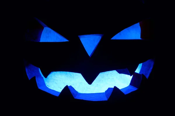 Η έννοια του Halloween. Καμμένος με μια παγωμένη μπλε φως, ένα vicio — Φωτογραφία Αρχείου
