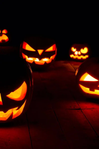 Begreppet Halloween. Många glödande brinnande ljus arg skrämmande p — Stockfoto