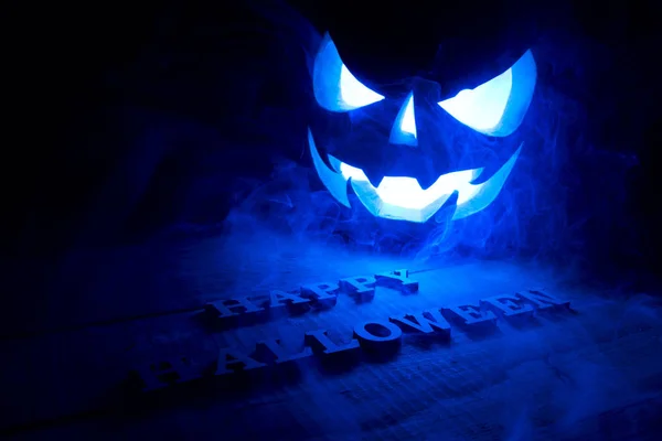 Koncept Halloween. Zářící ledově modré světlo zlobí terr — Stock fotografie