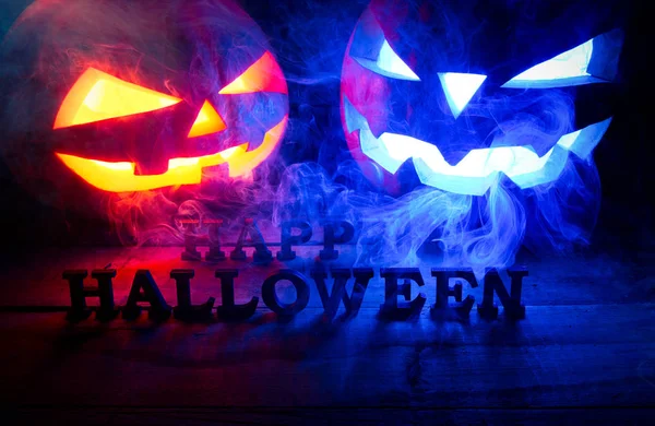 Η έννοια του Halloween. δύο καμμένος oranjous και μπλε φως μια — Φωτογραφία Αρχείου