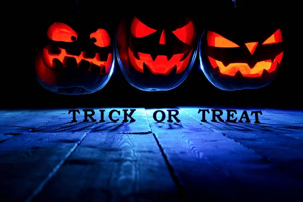 Η έννοια του Halloween. Τρία λαμπερό πύρινο φως του κακού ουλή — Φωτογραφία Αρχείου