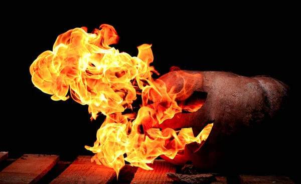 Una pericolosa zucca di Halloween molto pericolosa, con uno sguardo severo — Foto Stock