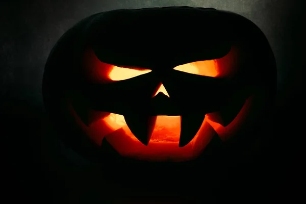 Een zeer vreselijke Halloween pompoen, met een verschrikkelijke look en een sm — Stockfoto