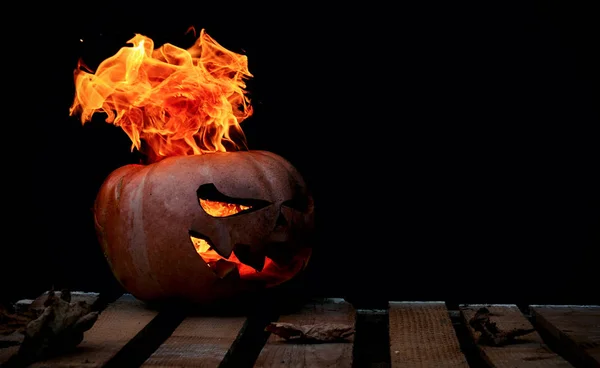 Una pericolosa zucca di Halloween molto pericolosa, con uno sguardo severo — Foto Stock