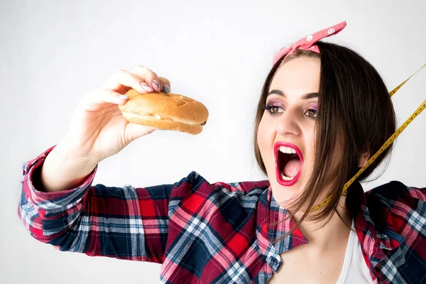 Das Konzept der gesunden und ungesunden Ernährung. Ein Plus-Size-Mod — Stockfoto