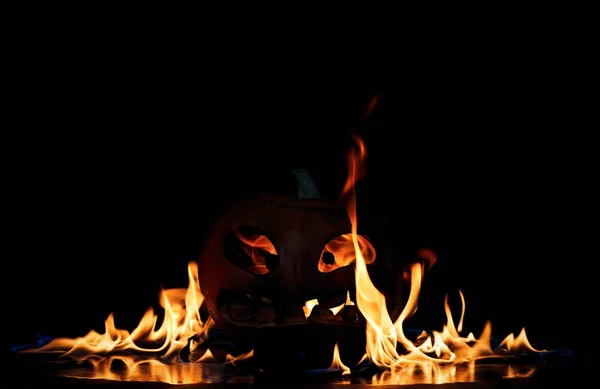El concepto de Halloween. La calabaza terrible malvada está ardiendo i —  Fotos de Stock