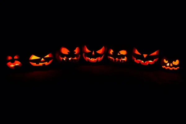 El concepto de Halloween. Muchos resplandeciente luz ardiente enojado miedo p —  Fotos de Stock