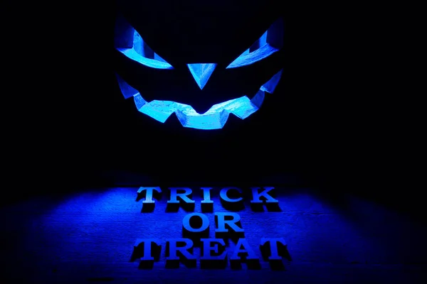Het concept van Halloween. Gloeien met ijzige blauw licht boos terr — Stockfoto