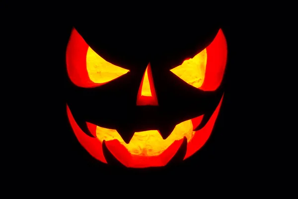 Una zucca di Halloween molto terribile, con uno sguardo terribile e un sm — Foto Stock