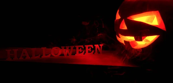 Concepto de Halloween. Espeluznante calabaza asustadiza con inscripciones de Halloween — Foto de Stock