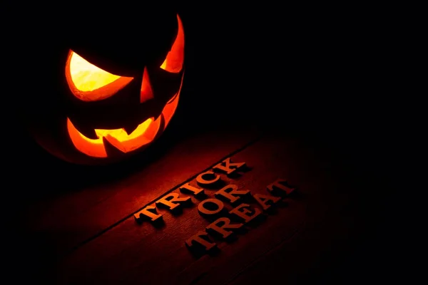 Η έννοια του Halloween. Καμμένος με ζεστό φως θυμωμένος τρομερό — Φωτογραφία Αρχείου