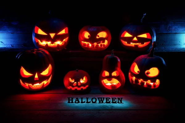 Concept d'Halloween. Beaucoup de citrouilles effrayantes maléfiques dans le noir avec un b — Photo