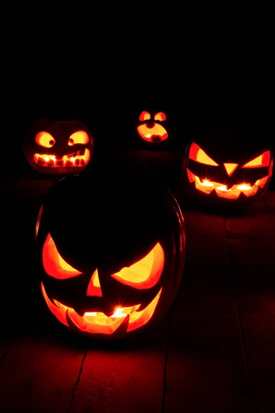 Halloween koncepció. Sok izzó tüzes fény dühös félelmetes tök — Stock Fotó