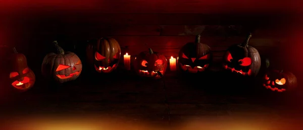 O conceito de Halloween. Muitas abóboras assustadoras malignas luminosas , — Fotografia de Stock