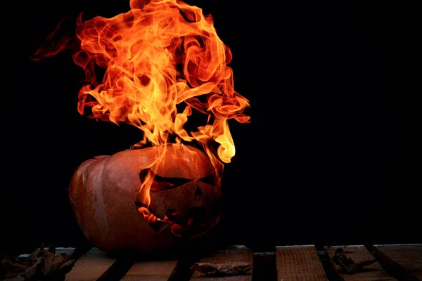 Una pericolosa zucca di Halloween molto pericolosa, con uno sguardo severo — Foto Stock