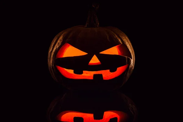 Koncept Halloween. Strašidelné dýně zlo ve tmě s re — Stock fotografie