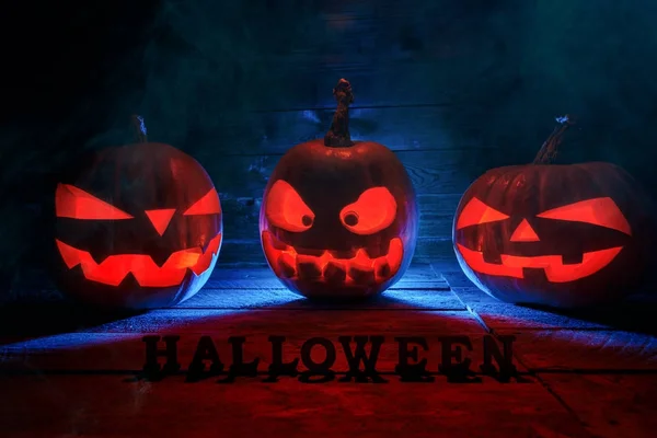 El concepto de Halloween. Tres brillando con la luz ardiente del mal —  Fotos de Stock