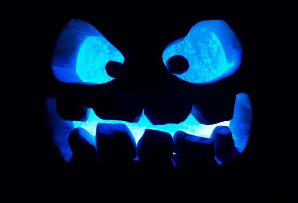 Il concetto di Halloween. Brillante di una luce blu ghiacciata, un vicio — Foto Stock