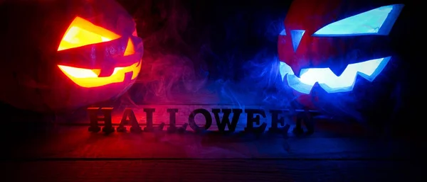 El concepto de Halloween. dos brillantes luz oranjous y azul un —  Fotos de Stock