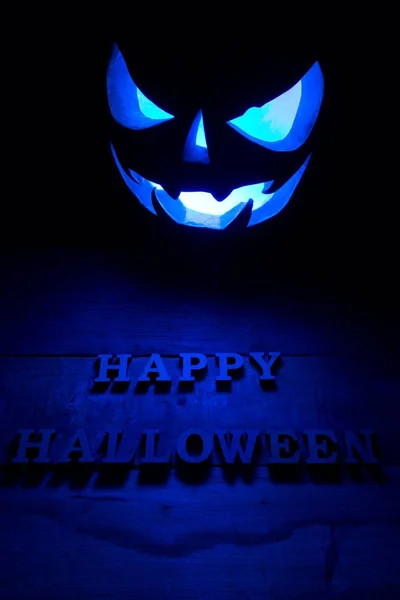 Η έννοια του Halloween. Καμμένος με παγωμένο μπλε φως θυμωμένος terr — Φωτογραφία Αρχείου