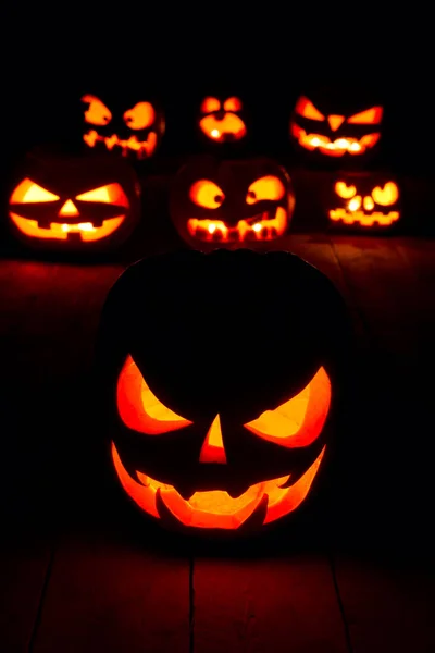 Il concetto di Halloween. Molti incandescente luce ardente arrabbiato spaventoso p — Foto Stock