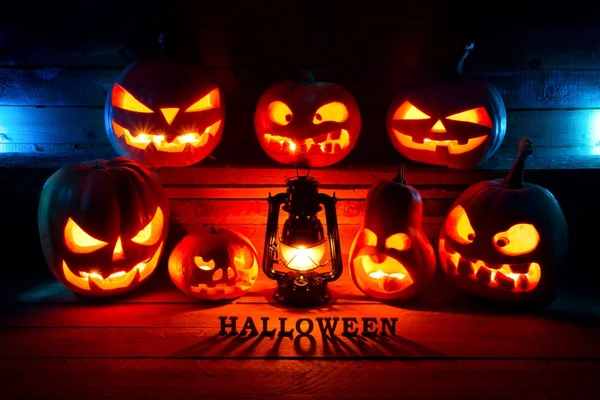 El concepto de Halloween. Muchas calabazas malvadas de miedo en la oscuridad w —  Fotos de Stock