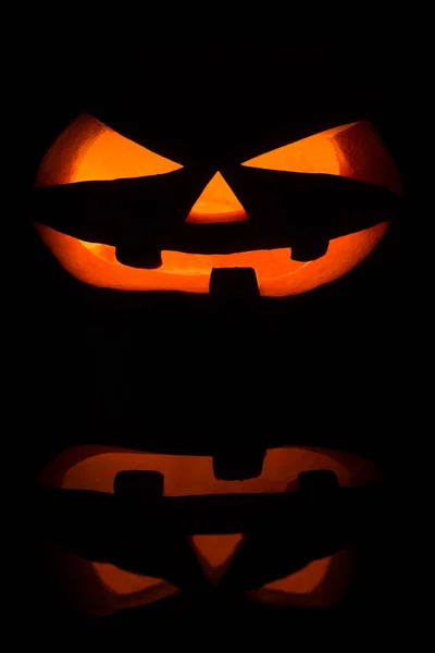 Das Konzept von halloween. bösen gruseligen Kürbis im Dunkeln mit re — Stockfoto