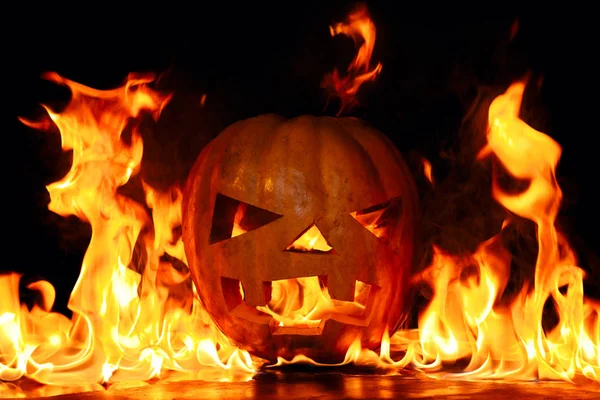 Η έννοια του Halloween. Τρομερό κακό κολοκύθας μου καίει — Φωτογραφία Αρχείου