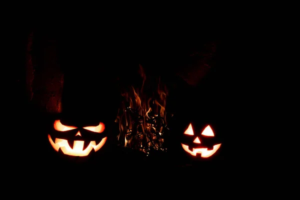 Halloween citrouilles formidable et drôle, lueur de l'intérieur et ar — Photo