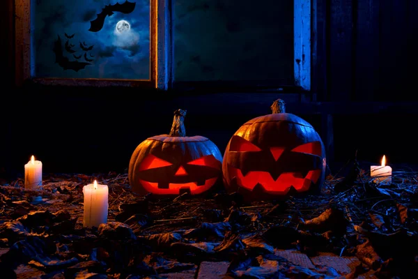 Halloween - pumpkins and candles in an abandoned wooden house on — Stock Photo, Image