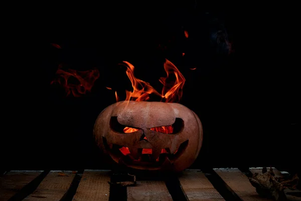 En mycket farligt farligt Halloween pumpa, med en sträng blick — Stockfoto