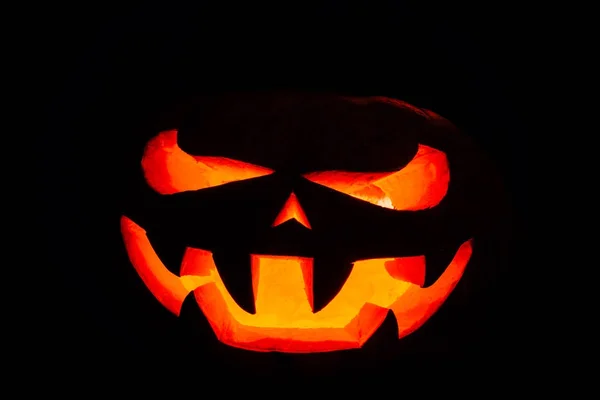 En mycket hemsk Halloween pumpa, med ett hemskt utseende och en sm — Stockfoto